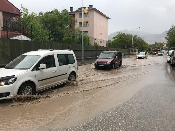 Doğubayazıt’ta şiddetli yağış ve dolu etkili oldu