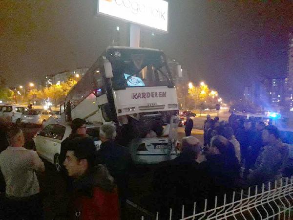 Minibüs 2 otomobili ezerek üstüne çıktı 