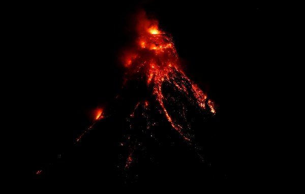 Mayon yanardağı 56 bin kişiyi evinden etti