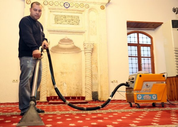 Mersin’de ibadethaneler temizleniyor