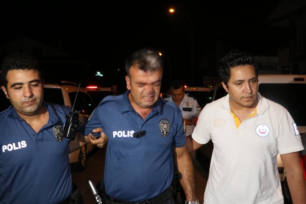 Travesti kendisine yardım eden polisi yaraladı