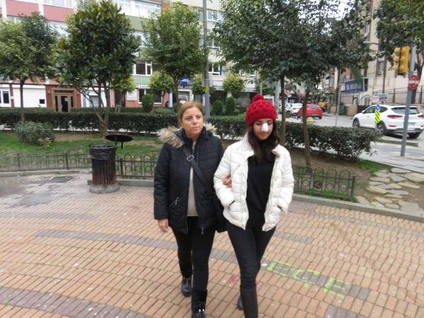 d Kadıköy'de genç kıza yumruklu saldırı