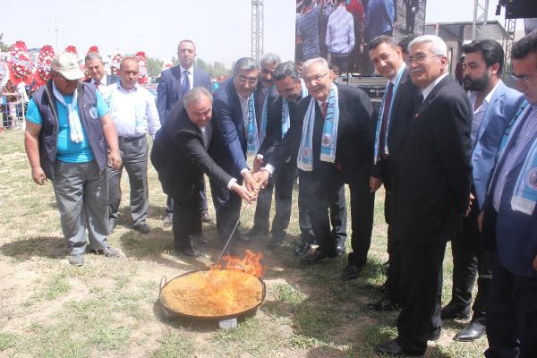 Baykal, hıdırellez ateşinin üstünden atladı