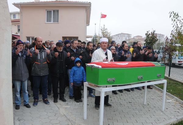 Batan gemide ölen babasının tabutunun başından ayrılmadı