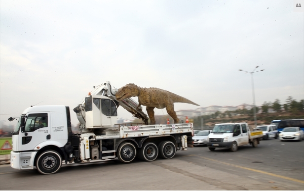 Ankara'da dinozor heykeli kaldırıldı 