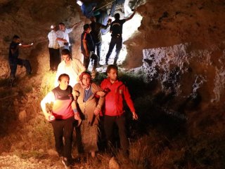 Uçurumda mahsur kalan kadın 12 saatte kurtarıldı