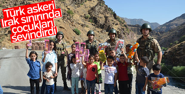 Mehmetçik Irak sınırında çocukları bayramlaştı
