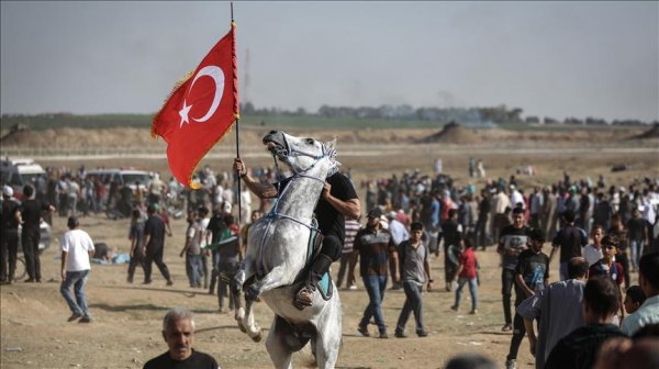 Filistinli genç İsrail'i Türk bayrağıyla protesto etti