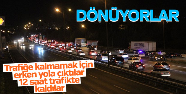 Dönüş yolundaki tatilciler uzun kuyruklar oluşturdu