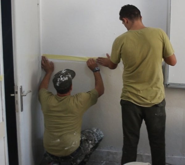 Muğla'daki bir okul asker tarafından boyandı