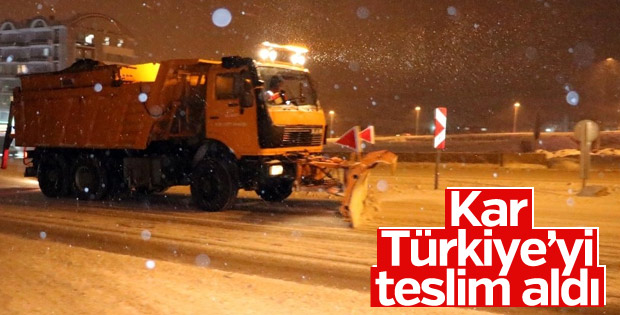 Kar yağışı Türkiye'de gece trafiğini felç etti