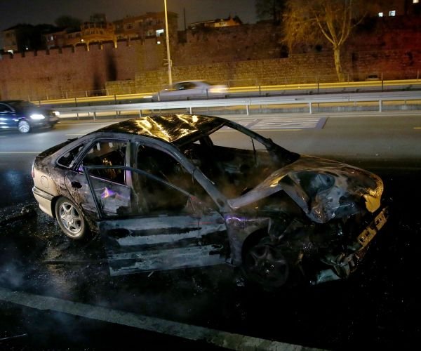 Fatih'te polis aracına çarpan otomobil yandı