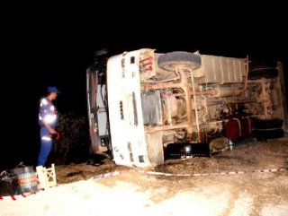 İşçileri taşıyan otobüs devrildi: 32 yaralı