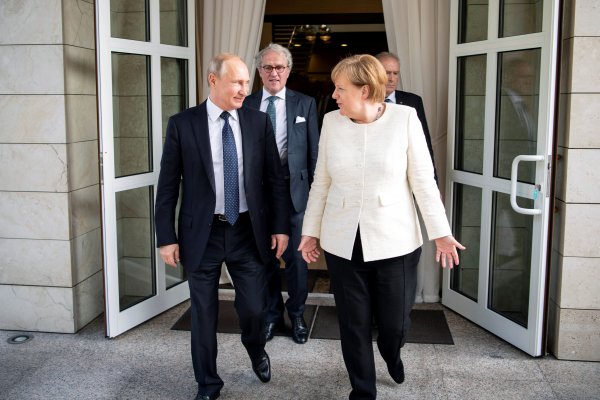 Poroşenko, Merkel’i Putin’in’ buketiyle karşıladı 84