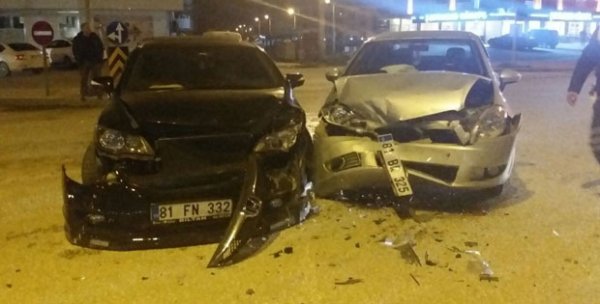 Düzce'de trafik kazası: 3 kişi yaralandı
