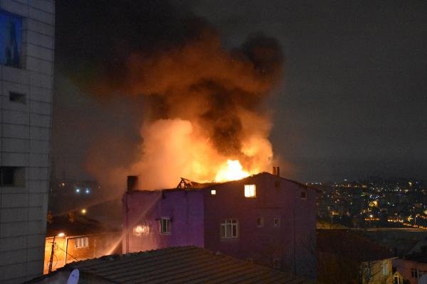 Kağıthane'de 5 katlı bir binanın en üst katı yandı