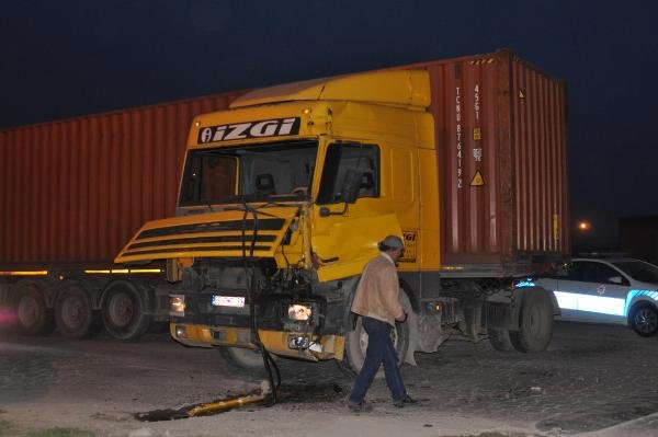 Denizli'de beton pompası kamyonu ve tır çarpıştı: 2 yaralı