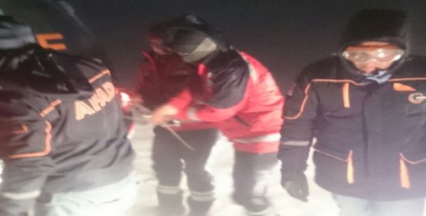 Kars'a giden 5 öğrenci mahsur kaldı