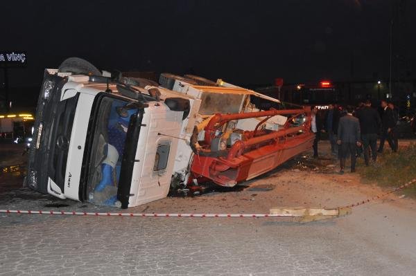 Denizli'de beton pompası kamyonu ve tır çarpıştı: 2 yaralı