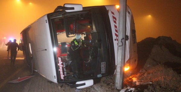Konya'da yolcu otobüsü devrildi: 11 kişi yaralandı