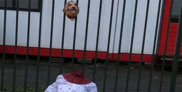 Hollanda'da camiye kafası kesik insan maketi asıldı