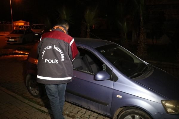 Adana'da alkollü şahıs araçların camlarını kırdı