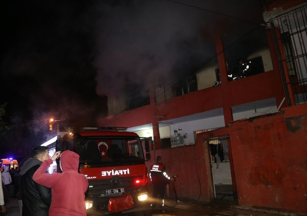 Adana'da çıkan yangında 4 kişi yaralandı