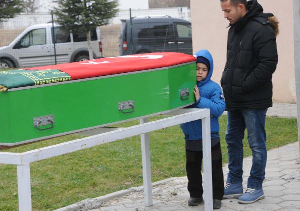 Batan gemide ölen babasının tabutunun başından ayrılmadı