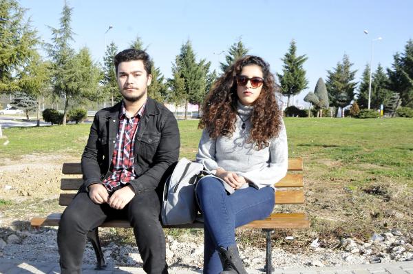 Otobüste başını kız arkadaşının omzuna koyunca dövüldüler