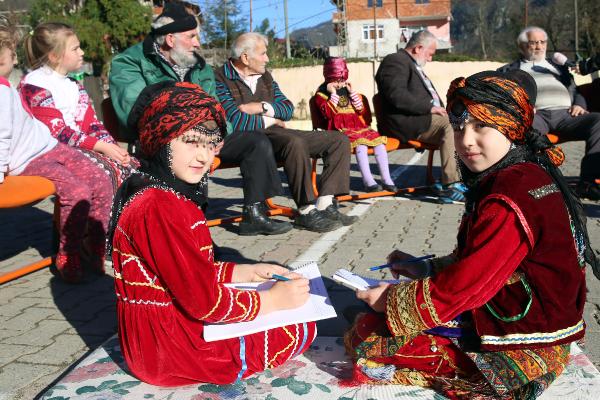 Dedeler anlatıyor, torunlar yazıyor