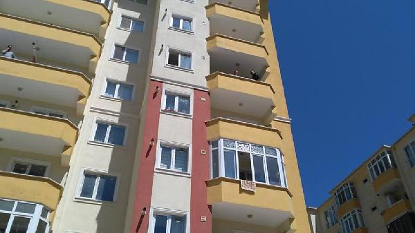 İntihara kalkışan genci polis kurtardı