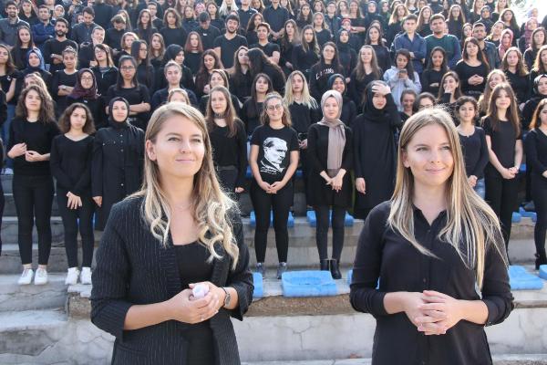 325 öğrenci işaret diliyle İstiklal Marşı'nı okudu