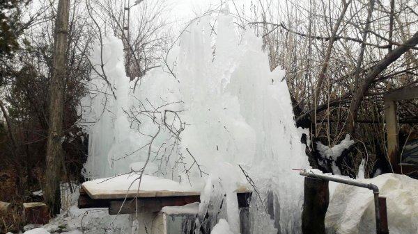 Sivas'ta borudan fışkıran su buz tuttu