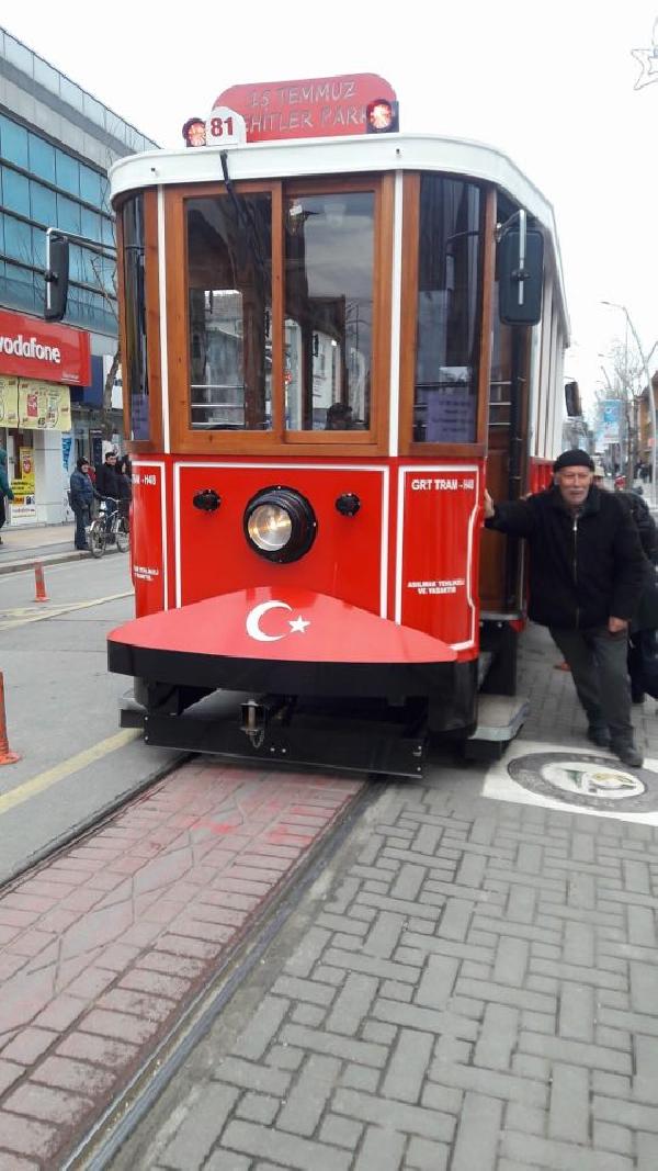 Nostaljik tramvay bozulunca vatandaş itti