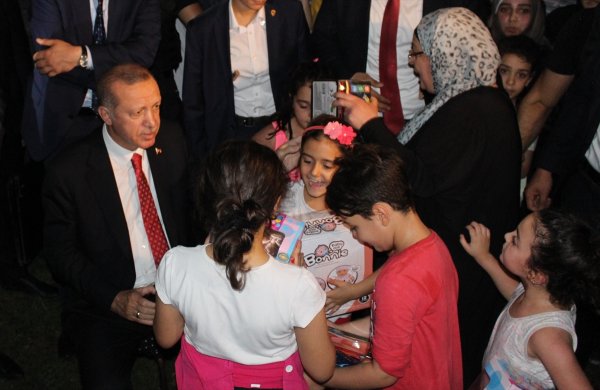 Erdoğan Zeytinburnu'nda piknikçileri ziyaret etti