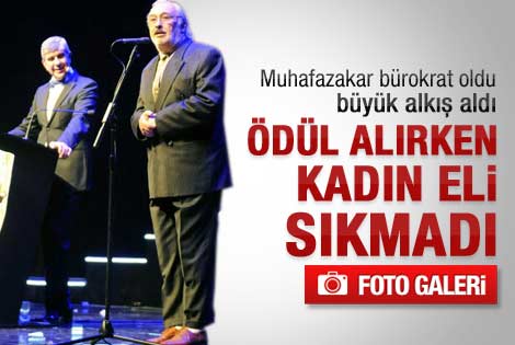 Müjdat Gezen kadın eli sıkmadı
