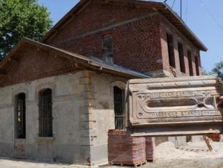 Tarihi garın çatısından Fransız kiremitleri çıktı