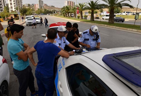 Yasağı protesto ederken cam filmden ceza yedi