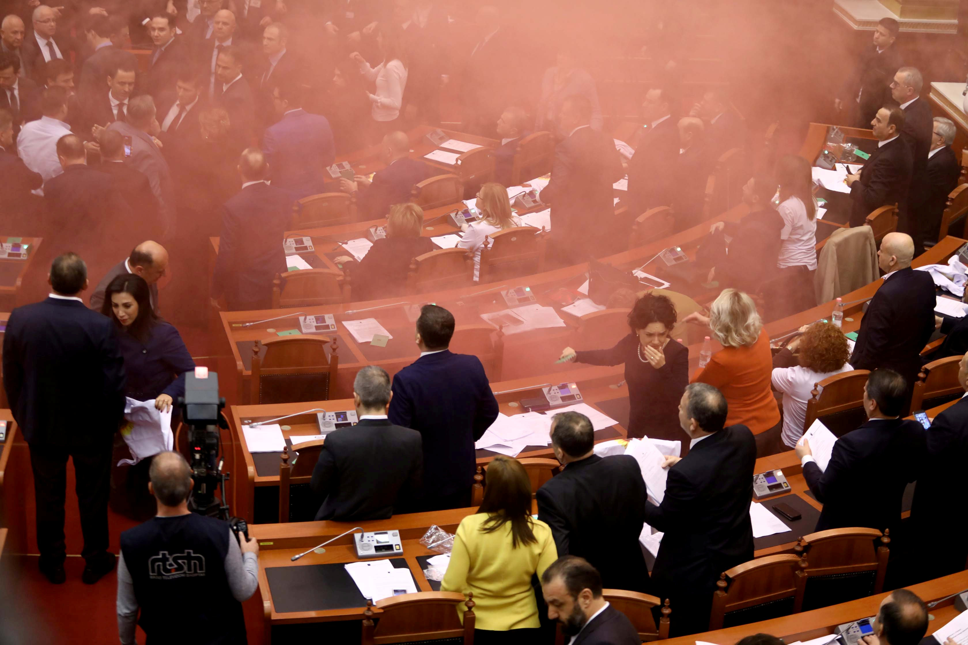 Arnavutluk meclisine sis bombası atıldı