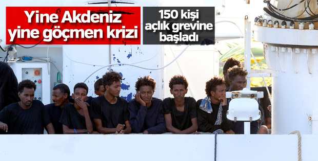 İtalya kıyılarında gemide bekleyen mülteciler çaresiz