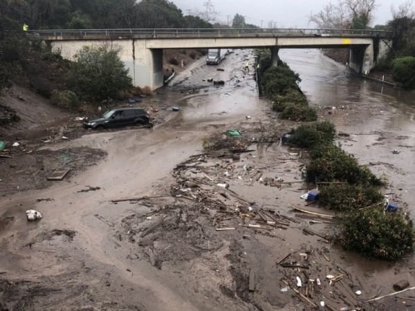 Kaliforniya'da araç çamur seline kapıldı