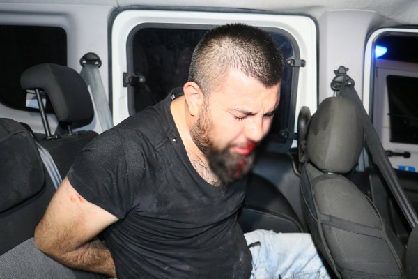 Travesti kendisine yardım eden polisi yaraladı