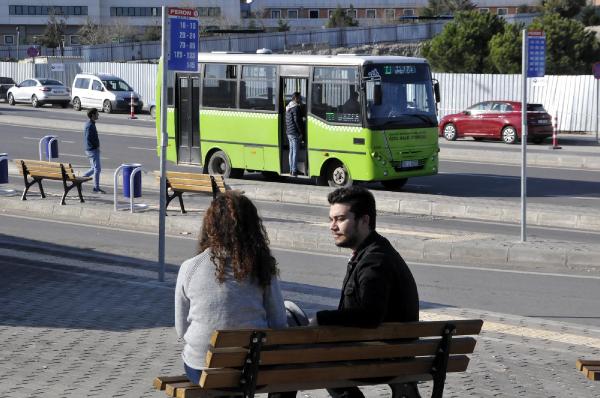 Otobüste başını kız arkadaşının omzuna koyunca dövüldüler
