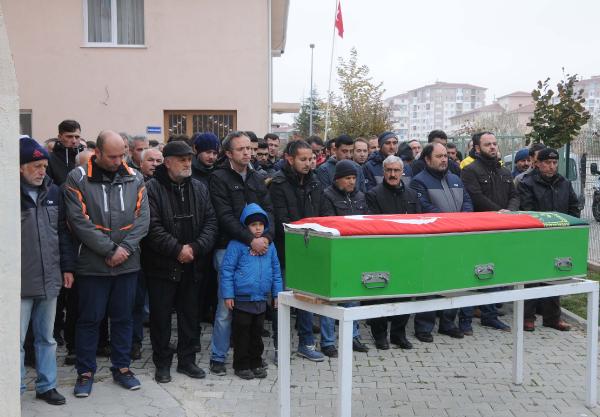 Batan gemide ölen babasının tabutunun başından ayrılmadı