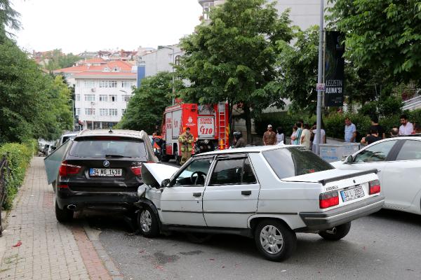 Beşiktaş'ta kaza: 4 araç hasar gördü