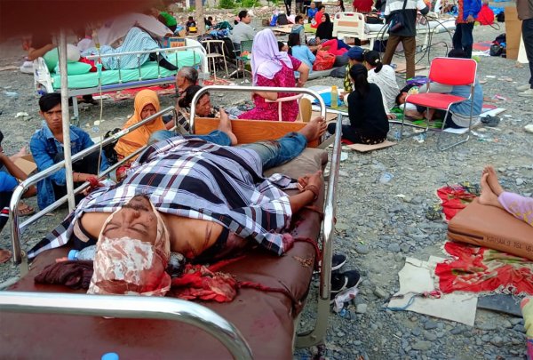 Endonezya'da 7,7'lik deprem sonrası ölü sayısı artıyor