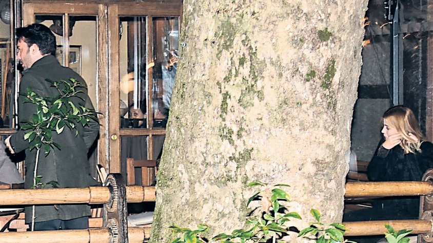 Ezgi Sertel'in eşi ağacın arkasına saklandı