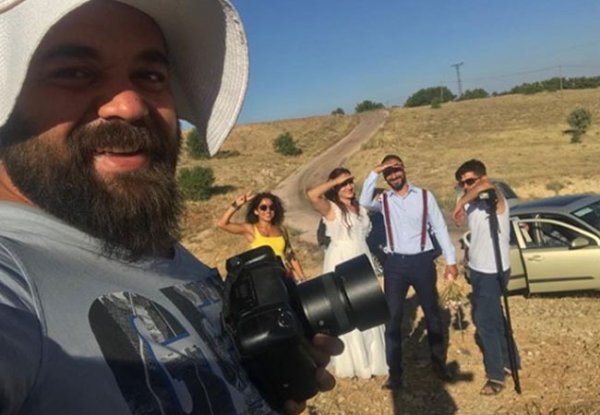 Fotoğrafçı, çocuk gelini görünce damadı dövdü