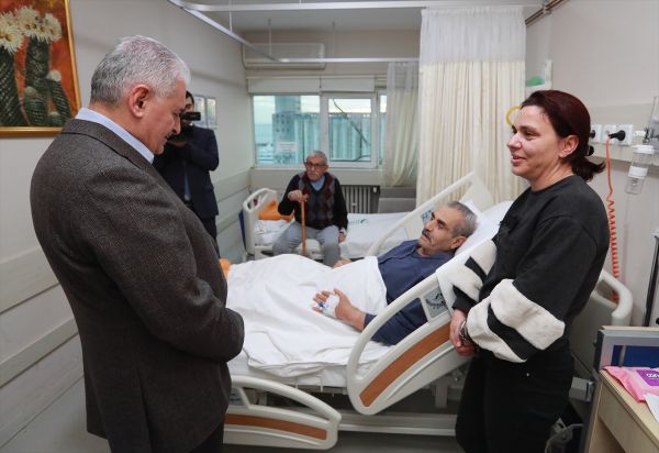 Başbakan'dan sürpriz hastane ziyareti