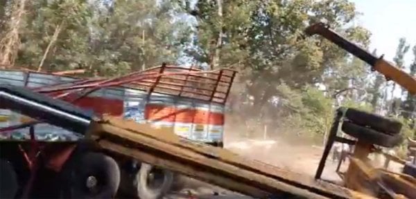 Hindistan'da kamyonu kurtaran vinç devrildi
